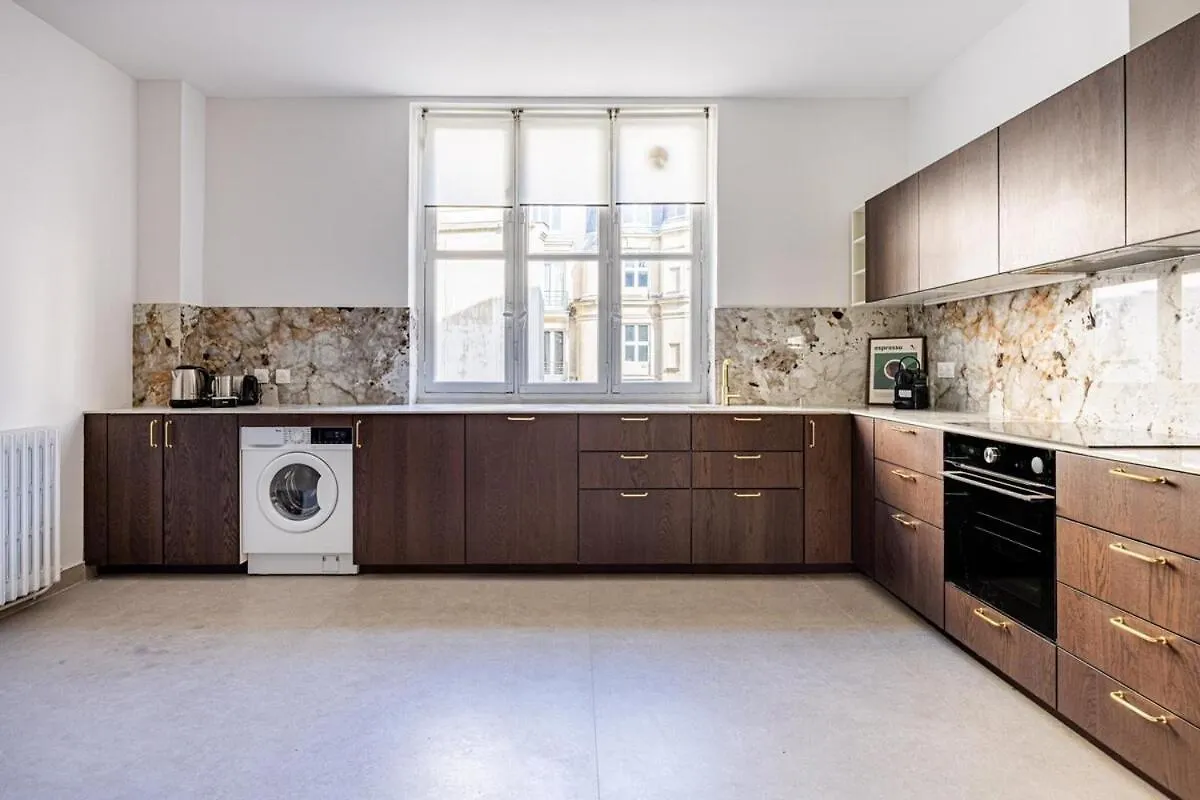 Luxurious 4 Bedroom Apartment, La Muette Párizs 0*,  Franciaország