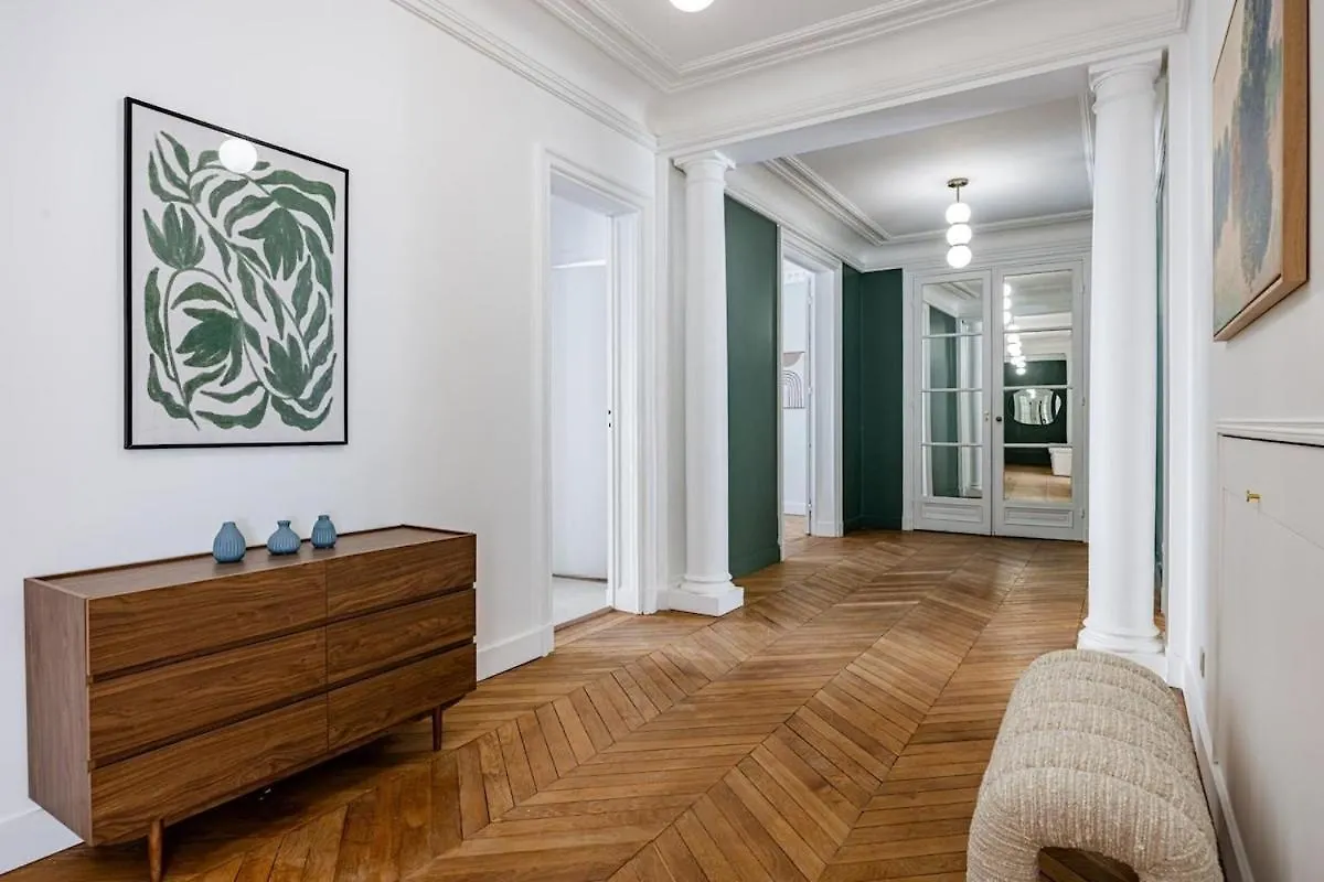Luxurious 4 Bedroom Apartment, La Muette Párizs Apartman