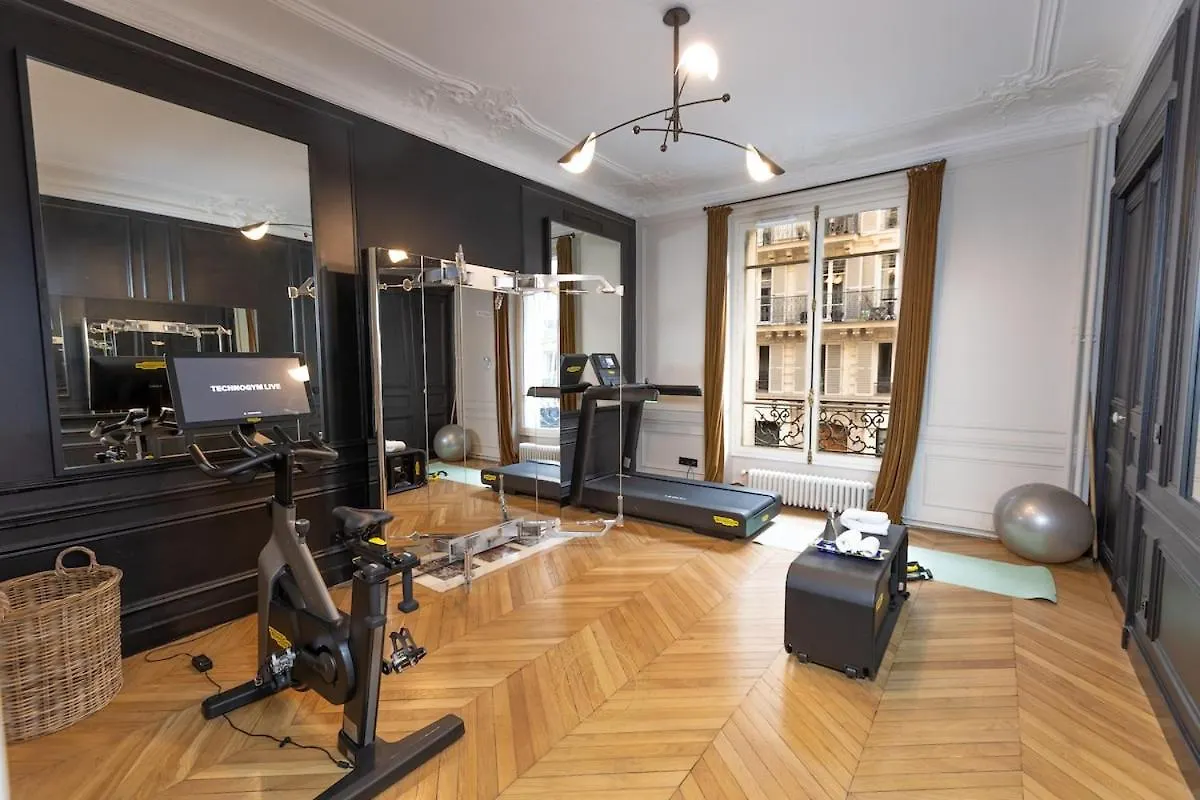 Luxurious 4 Bedroom Apartment, La Muette Párizs