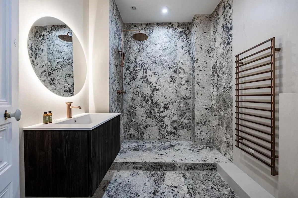 Luxurious 4 Bedroom Apartment, La Muette Párizs 0*,  Franciaország