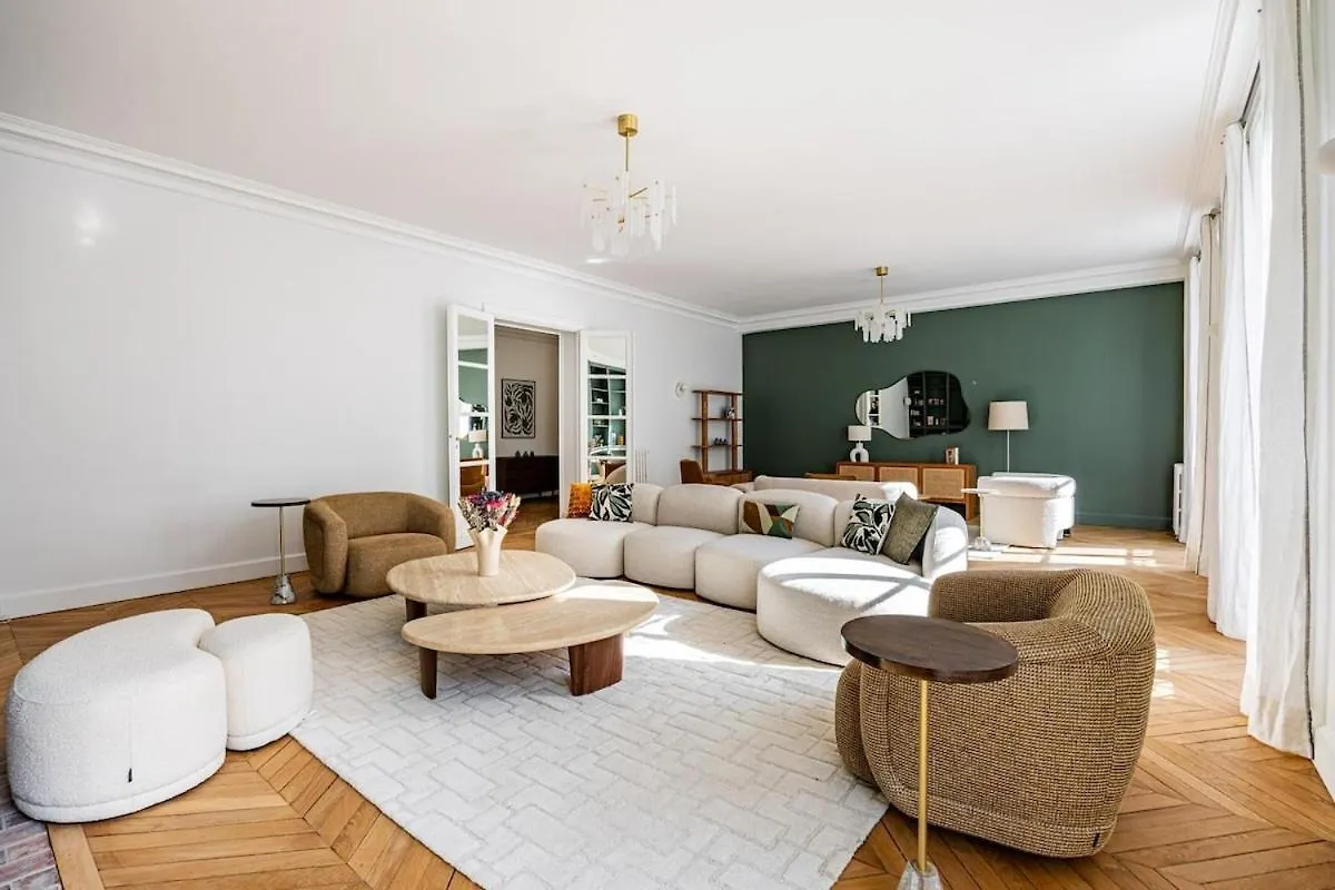 Luxurious 4 Bedroom Apartment, La Muette Párizs Apartman