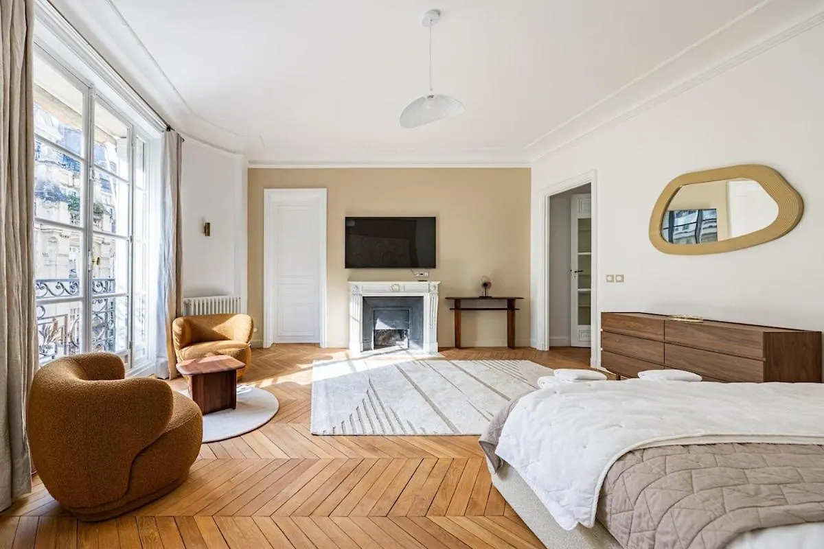 Luxurious 4 Bedroom Apartment, La Muette Párizs 0*,  Franciaország