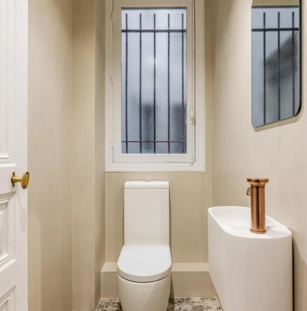 Luxurious 4 Bedroom Apartment, La Muette Párizs