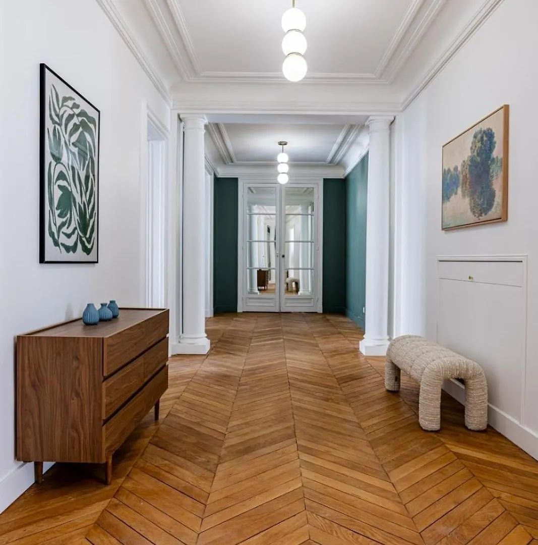 Luxurious 4 Bedroom Apartment, La Muette Párizs Apartman